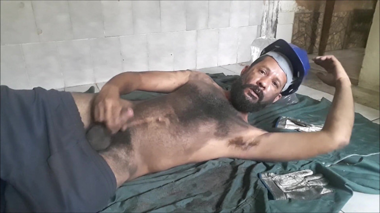 Stink HairyMale: Worker covered with sand (v00010)