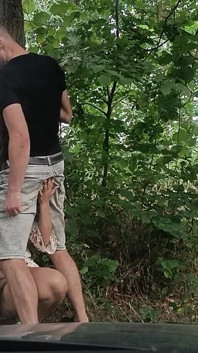 O cameră foto în mașină.