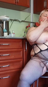 Schoonmoeder met haar enorme poesje en tieten aflevering 3