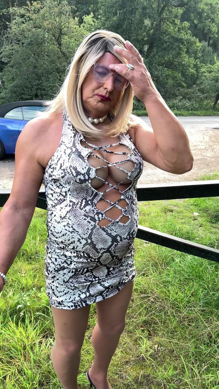 Kellycd2022: Sexy Crossdresser Kellycd2022 v bílém zvíře tisku a punčochách si...