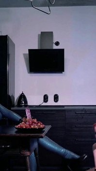 Seks strap-on lesbian getah lateks femdom