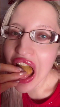Asmr Chips Kartoffel essen auf Kopfhörer