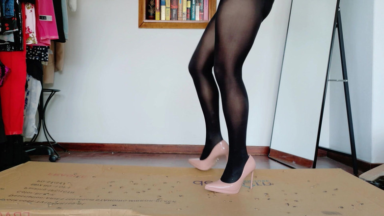 Kinky Lyrical: Ničení krabic - v nylonu a jehlových podpatcích