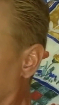 Blonďatá děvka bere chcanky na prsa před šukáním venku
