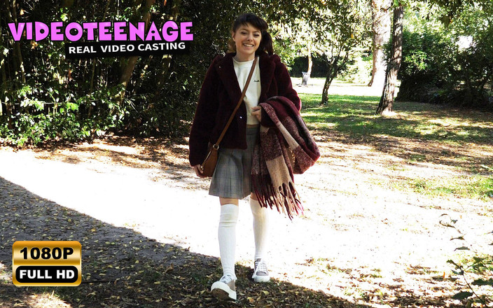 Videoteenage: सुंदर 18 वर्षीय लड़की एक नई पोर्न कास्टिंग के लिए जाती है