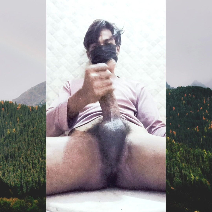 Xmama963: Il ragazzo con un grande cazzo si sega in bagno...