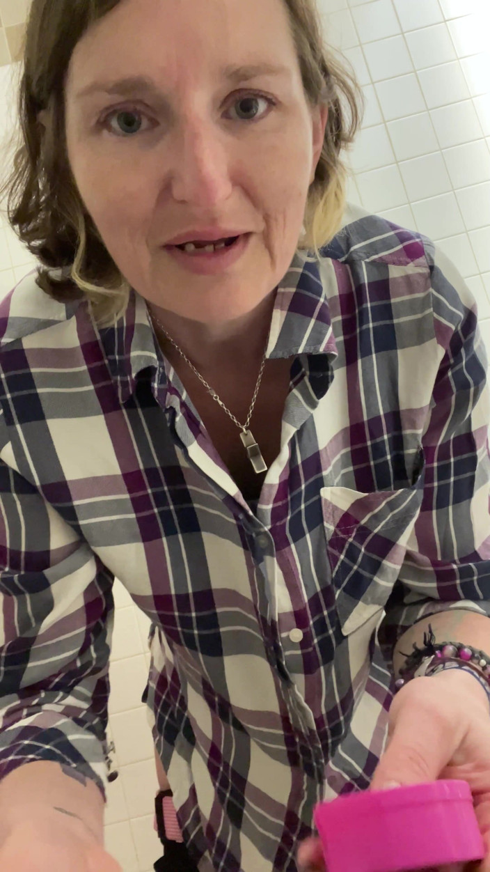 MistressWriggler: Umumi Tuvaletlerde Masum Bir Çiş Arsız Fışkırtarak Mastürbasyona Dönüştüğünde