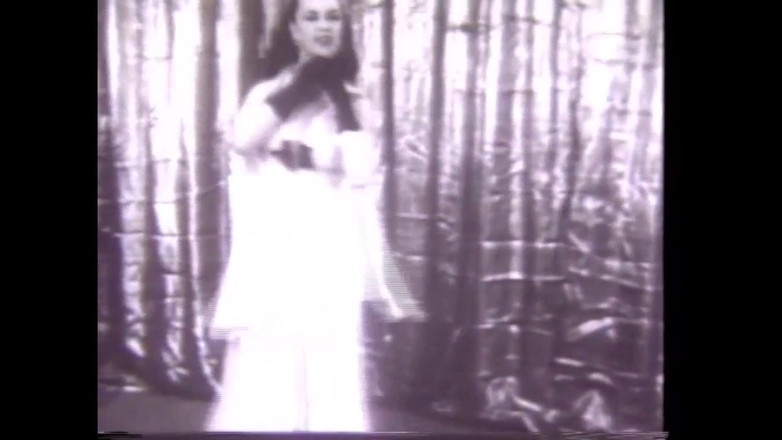 The Unforgettable: Танцующая снимает с неё одежду