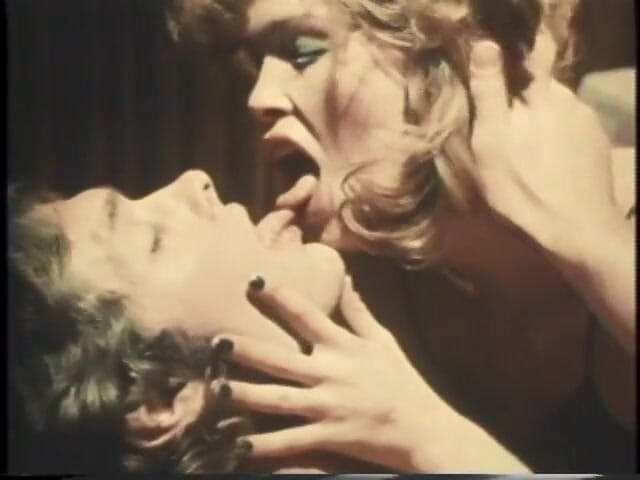 Old Good Porn: Tesão madura em meias sensuais cavalga um pau grande dentro...