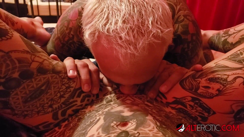 Alt Erotic: La belleza tatuada Amber Luke anhela una gran polla