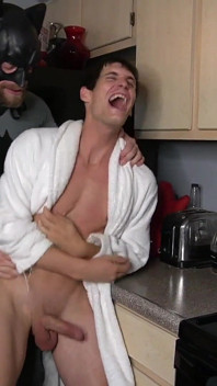 Batman îl gâdilă pe Tony Orlando