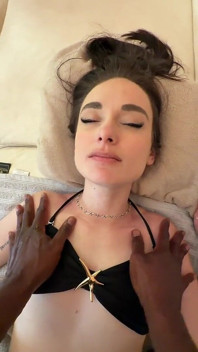 Masaj în bikini pentru Alice Dracke (fără sex)