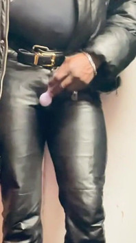 Scene fetish di gran culo muscoloso in pelle