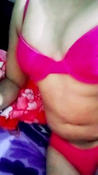 Indischer schwuler transvestiert gaurisissy XXX sex in rosa Flitterwochen-dessous