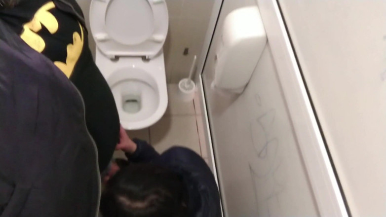 Toilet Mommy: Corrida en baño público