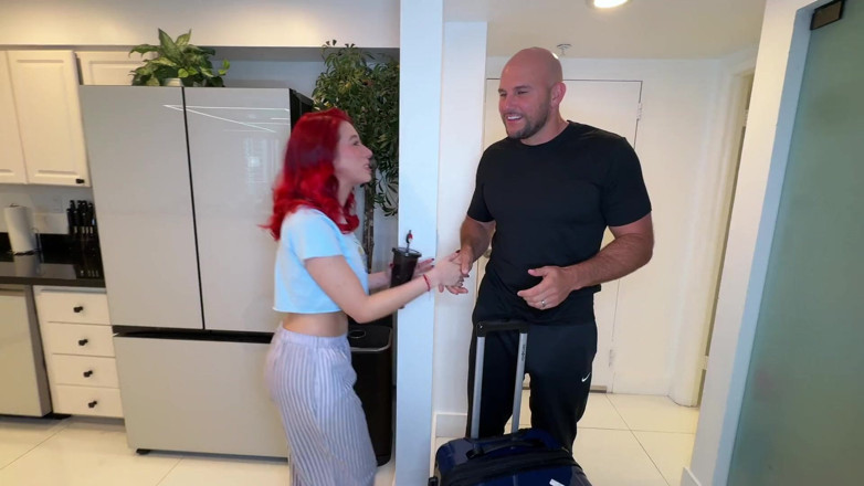 J-Mac: Zoey la rousse reçoit une grosse bite surprise de Jmac