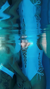 Lluvias doradas lesbianas en y junto a la piscina