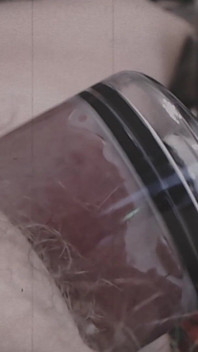 Con los ojos vendados, cera negra, bomba vaginal y uso