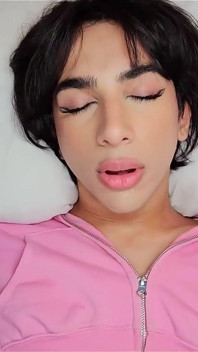 继兄弟Foxy Alex在试穿妈妈的衣服时被抓，并愿意做任何事情来保密
