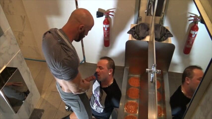 Gaybareback: Aymeric Deville zerżnięta na oklep w publicznej toalecie