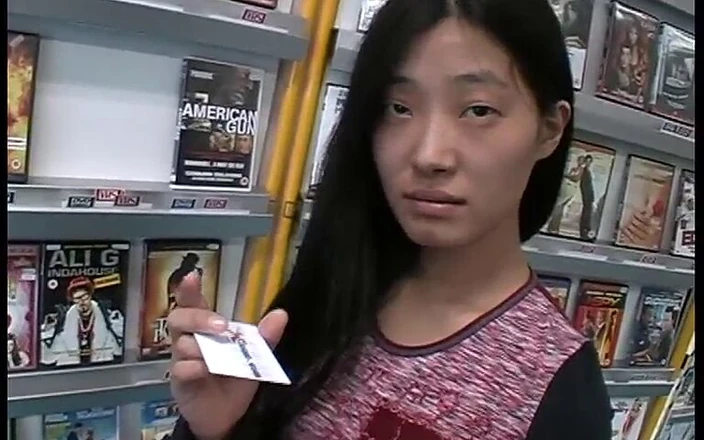 Magmafilm: Praten met mooi Aziatisch meisje in de videotheek. Geslacht. Klaar.