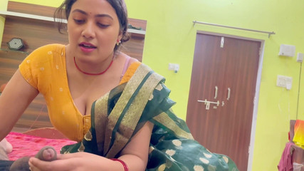 Hotty_ragini: Я жестко трахаю мою мачеху, мачеха скучает по моему отчиму, поэтому она хочет мой жесткий член, полное видео хинди