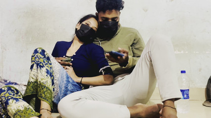 NikiRathod: Kıyafetlerini çıkarma, öpüşme göğüslerine bastırıyor - 2. gün bölüm 1