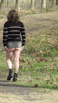 Cammina nuda in campagna. Matura timida bionda amatoriale si spoglia nuda.