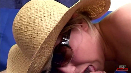 Vere Casalinghe Italia.: Amateur hairy chick gets her mouth jizzed