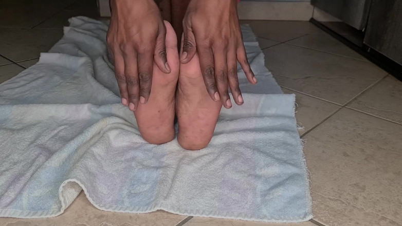 domslutfucker: 德西婊子在用她的小便淋浴后吮吸和舔她的深色脚趾