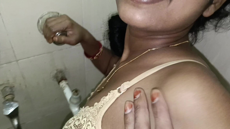 LateralChain349: Sessão 28.sexy Bhabhi Surpreende Devar se masturbando no banheiro - quente indiana...