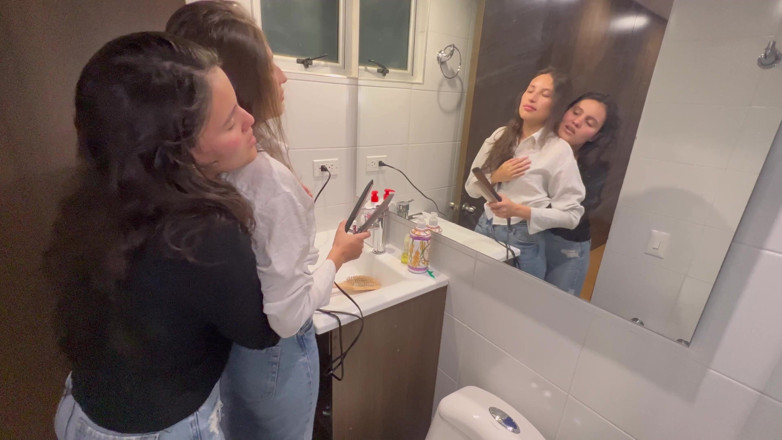 scarlettandc: 私のメイクアップアーティストは私にホットなことをするように誘います