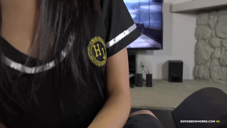 Exposed Whores Media: 屁股很大的婊子继妹farrah让她的继兄弟离开房间