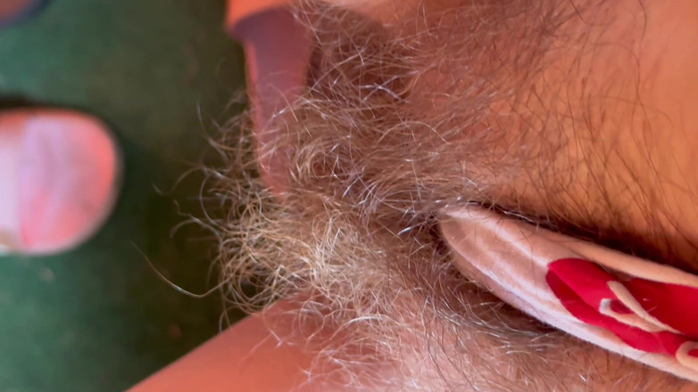 Cuteblonde666: Gros pieds et buisson poilu en culotte