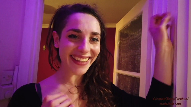Glamour: Twee harde pikken in mijn mond alsjeblieft!! I het toilet...