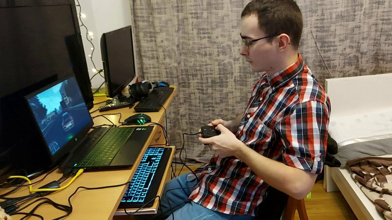 Alex and Luiza: 热辣的女大学生在玩电子游戏时打断了她的书呆子同学，因为她想在大学后做爱