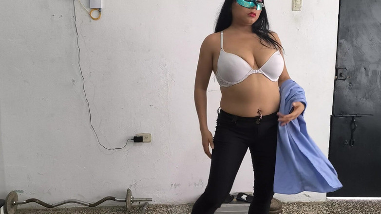 NEGRITA SEXY: Жінка поліцейський вдома, готова до робочої перерви. Вона мила, цицькаста жінка.