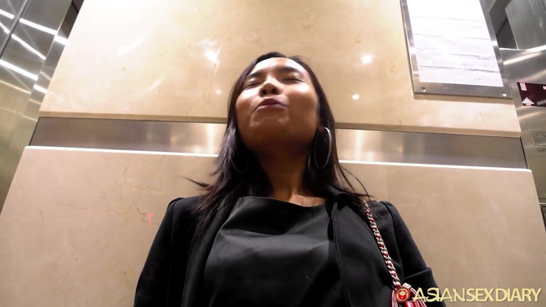 Sex Diary: AsianSexDiary - Pinay tettona vivace torna in hotel per fare sesso...