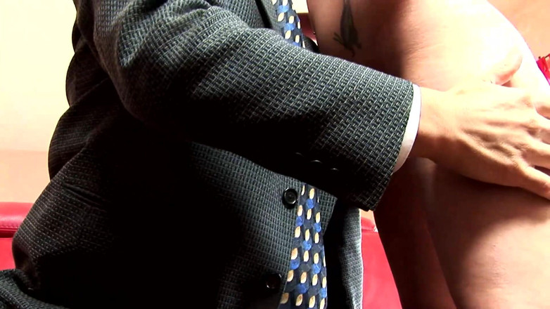 Amateur Pornos XXX: शरारती सांता लड़कियां छुट्टी की गर्मी में चूसती और चोदती हैं