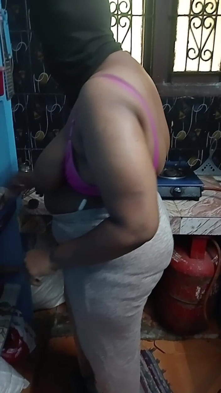 Tamil lesbian: Pregătire pentru gătit cu nud