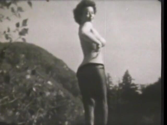 Vintage Usa: 알몸으로 포즈를 취하고 괴롭히는 섹시한 밀프 모음집