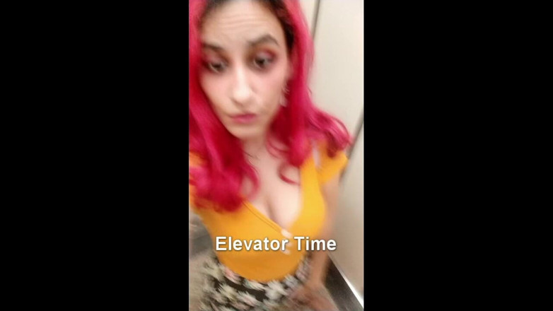 Ms Candy Bunny: Jocuri în vestiar la mall