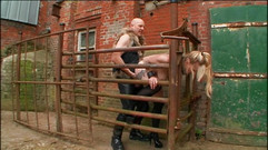 Absolute BDSM films - The original: Domine ediliyor ve açık havada sikiliyor
