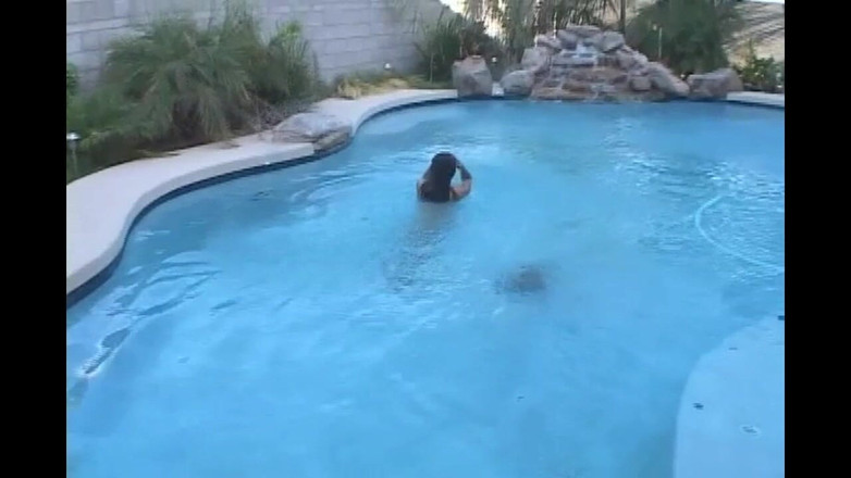 Nasty LADYBOY: Waria seksi ini lagi asik berenang sambil bugil di kolam...