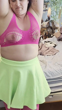 Hete Vrouw Past Nieuwe Outfit!