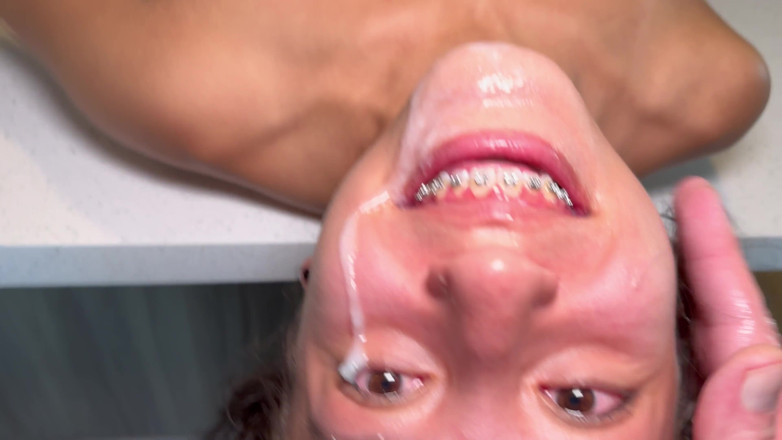 Face fucking king: 18letá první amatérka s rovnátkama drsným šukáním do obličeje
