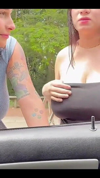 Une fille enceinte finit par avoir des relations sexuelles avec son ami et un voisin qui vient les chercher dans un parc