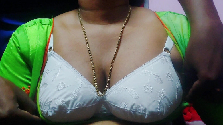 Desi Mohini: Prsatá mléčná macecha svádí její nevlastní syn