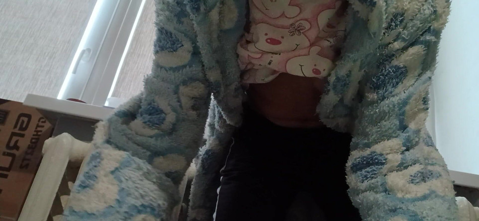 Lesbian-candys: En smal brunett i en robe onanerar hemma efter universitetet