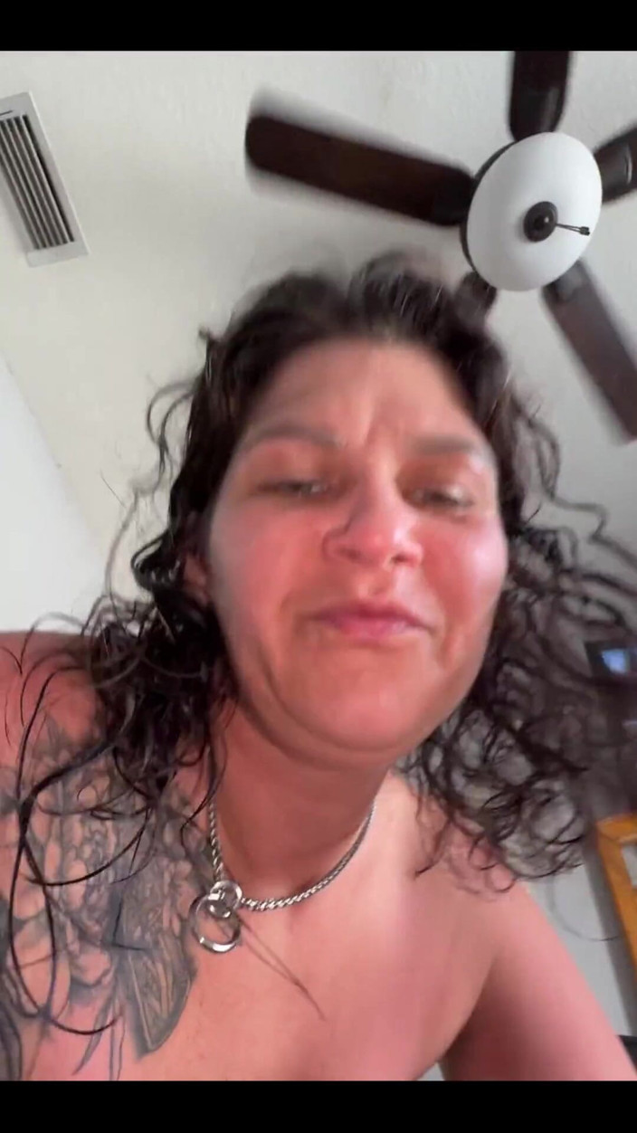 PsiloSiren: Opálená a jízda na jeho velkém černém péru v obráceném směru